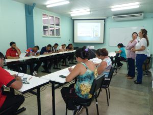 Funcionários da empresa Bonta recebendo treinamento.
