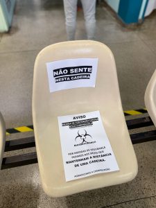 Cadeiras sinalizadas para distanciamento.