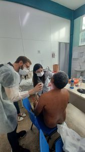 Javier e Jade médicos residentes visitantes